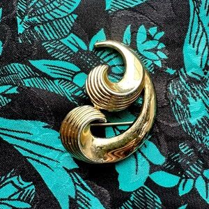 Vintage Gold Trifari Swirl Pin/Brooch Unique